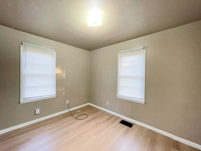 Building Photo - 3 bedroom home with fenced in back yard