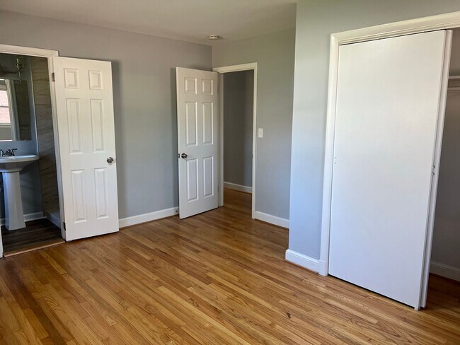 Building Photo - Renovated Rambler Close to METRO, Parks, &...