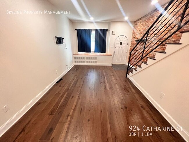 Building Photo - 924 Catharine St