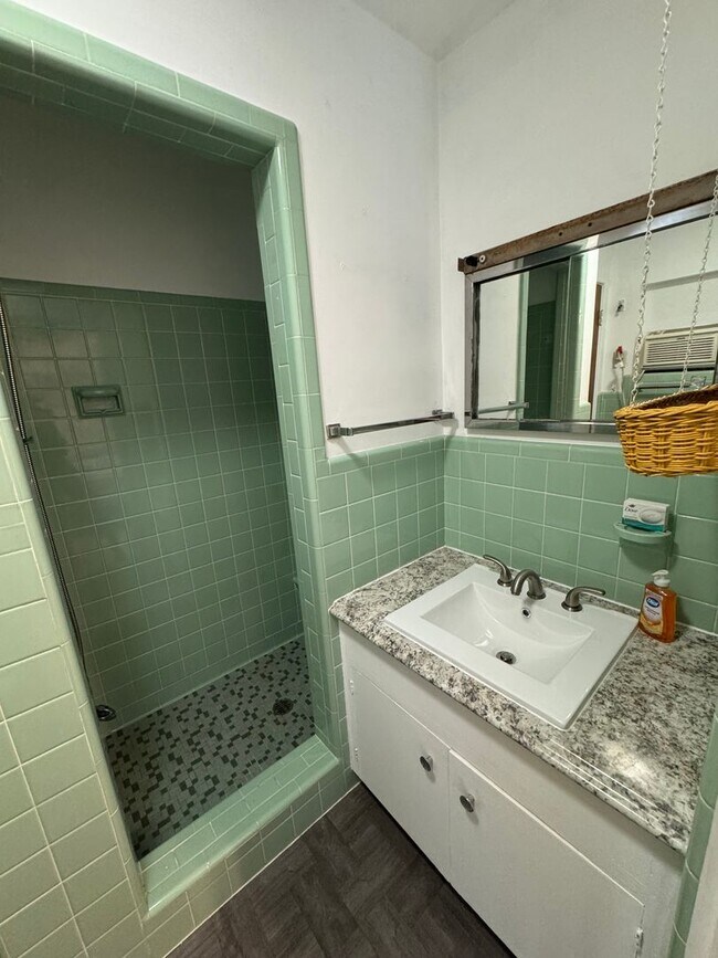 Building Photo - 624 N Crooked Lake Dr