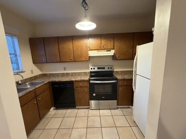 Building Photo - Townhouse for Rent