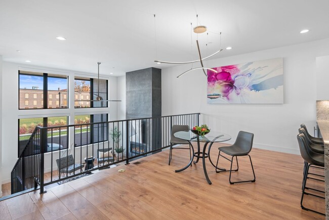 Building Photo - LUX 3BD, 5BA Townhome Near Cherry Creek, C...