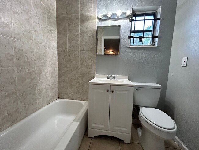 Building Photo - Northside 3/2 Home For Rent!