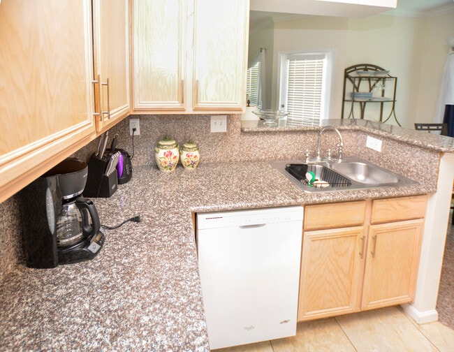 Building Photo - Furnished James Island Condo