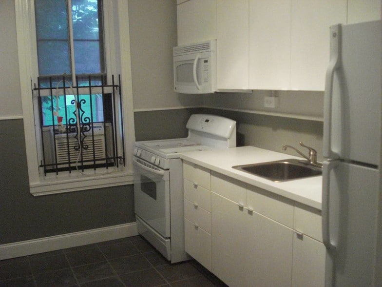 Kitchen - 2404 Parrish St