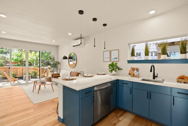 Building Photo - 950 NE Norton Ave