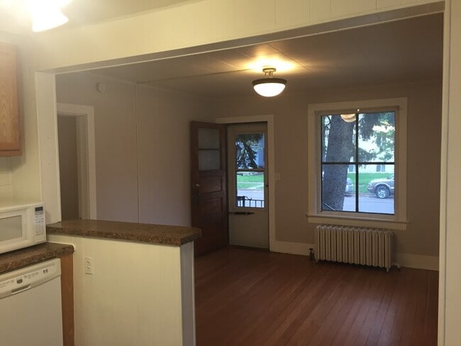 Building Photo - Private Entrance & Wood Floors!