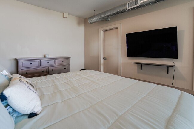 Building Photo - Fully Furnished Mid-Term 2-Level Condo | 1,549 Sq Ft | Private Parking | Shared Living