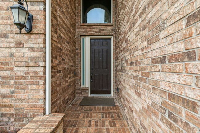 Building Photo - Luxurious in Little Elm