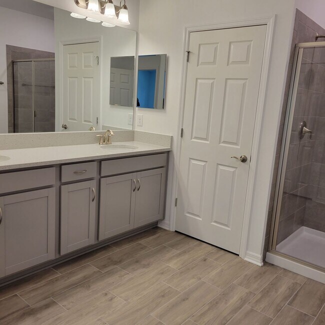 Building Photo - Annual UNfurnished almost BRAND NEW townhome just south of University and Lockwood Ridge!