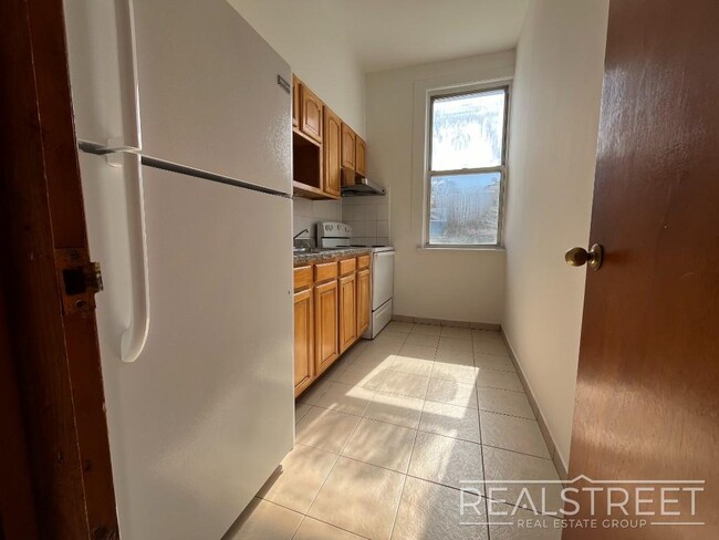 Building Photo - Lovely 2 BED in Sunset Park