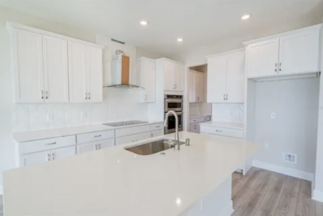 Building Photo - Stunning 5-Bedroom Executive Home with Lak...