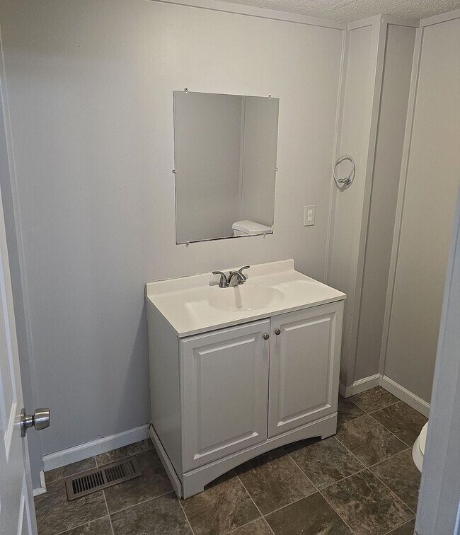 Building Photo - 2 Bed, 1 Bath, BONUS ROOM!!