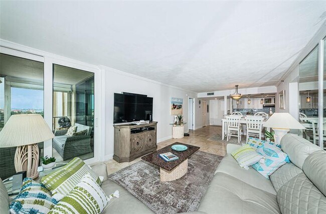 Building Photo - 6322 Palma Del Mar Blvd S