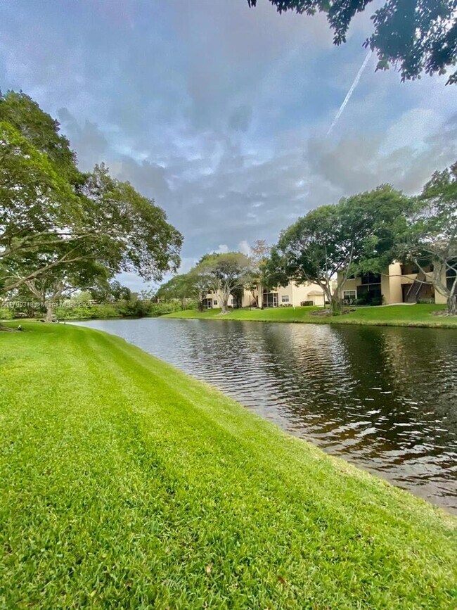 Building Photo - 640 Cypress Club Way