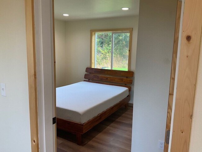 Building Photo - Stunning 2 bed/1 bath Ground Floor with ut...