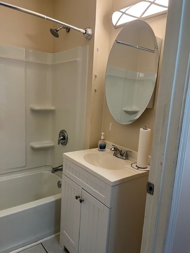 Building Photo - Walking Distance to Winthrop