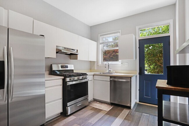 Building Photo - Charming Capitol Hill House| Don't miss the 3D-TOUR!