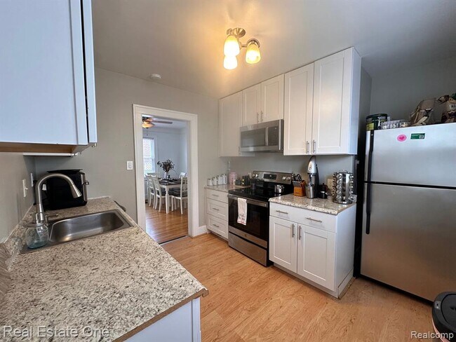 Building Photo - 122 W Houstonia Ave