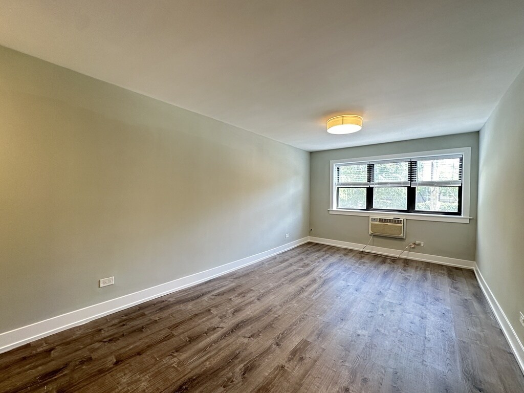 Building Photo - 448 W Barry Ave