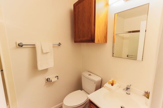 Building Photo - Newly renovated apartment at Oakbrook! 2 M...