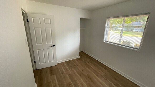 Building Photo - Spacious 4-Bed 2-Bath Home for Rent