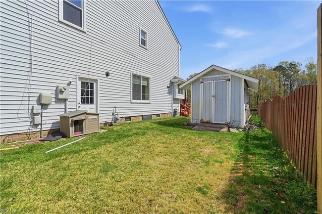 Building Photo - 1721 Chestwood Dr