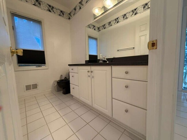 Building Photo - 1154 Bluebird Dr