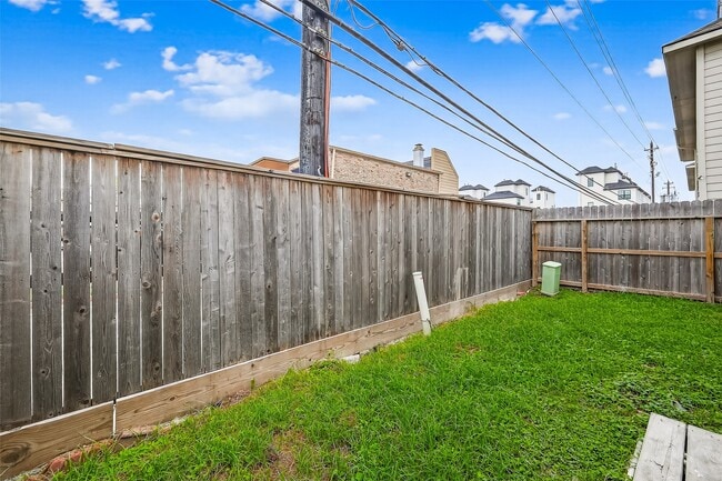 Building Photo - 6222 Skyline Dr