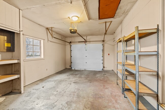 Building Photo - 5525 Sunnyside Dr