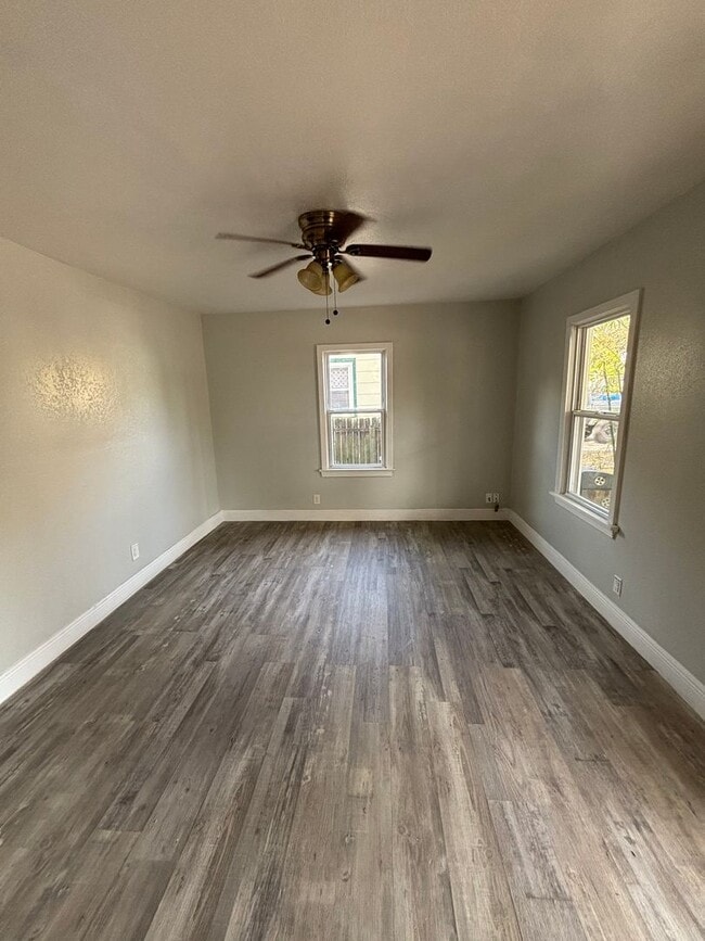 Building Photo - 3 Bed 1 Bath North St. Petersburg