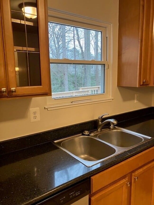 Building Photo - SPACIOUS HOME ON LARGE LOT - 4 BEDS 2.5 BATHS