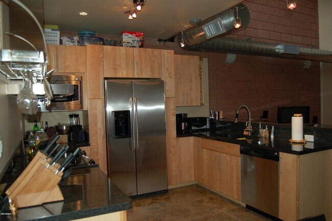 Primary Photo - 572 W 5th St