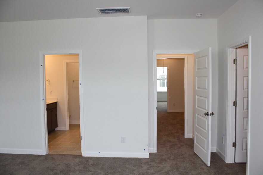 Building Photo - 7803 Flatrock Park Dr