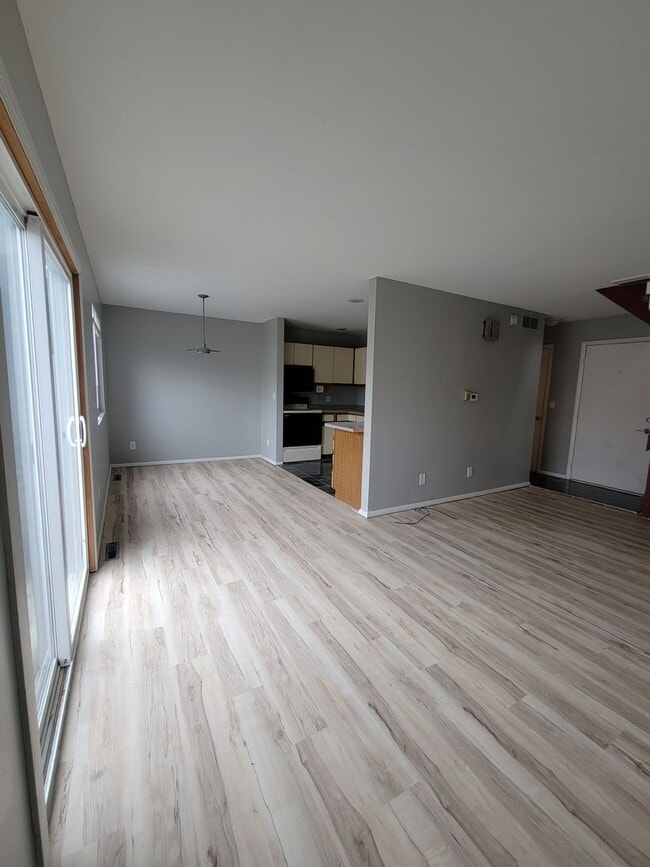 Building Photo - 2bed/1.5bath Condo near Robeson Elementary