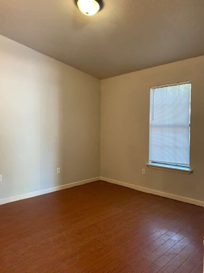 Building Photo - "Charming 1-Bedroom Retreat in Jonesboro's...