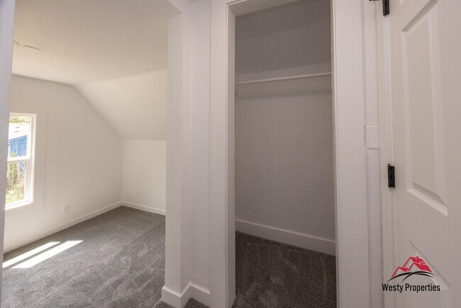 Building Photo - 542 NE Brazee St
