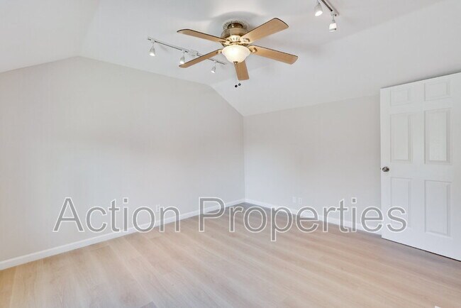Building Photo - 3806 Century Dr