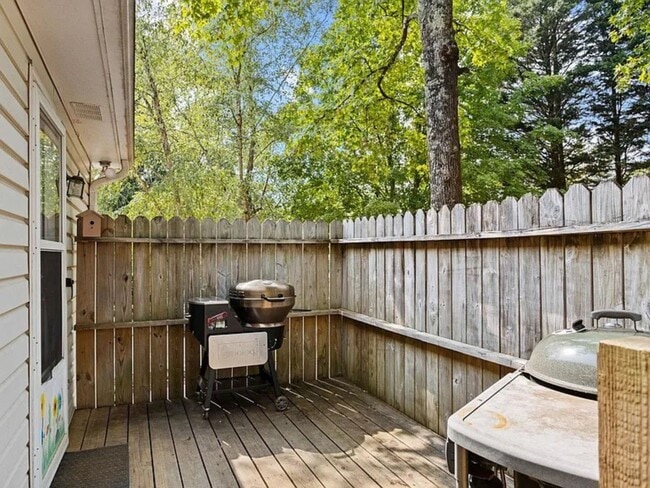 Building Photo - 1032 Summit Dr