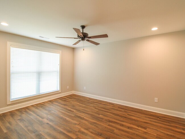 Building Photo - Modern 2 Bed @ bath Townhome!