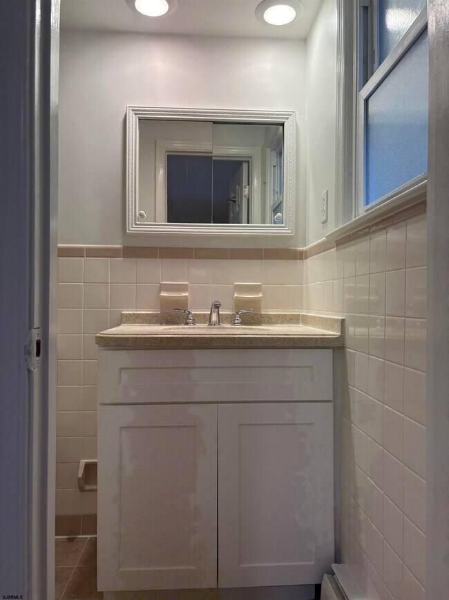 Building Photo - 18 S Oakland Ave