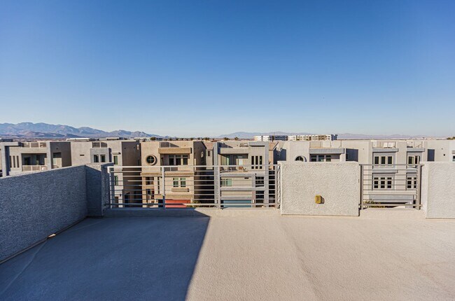Building Photo - Rooftop Balcony