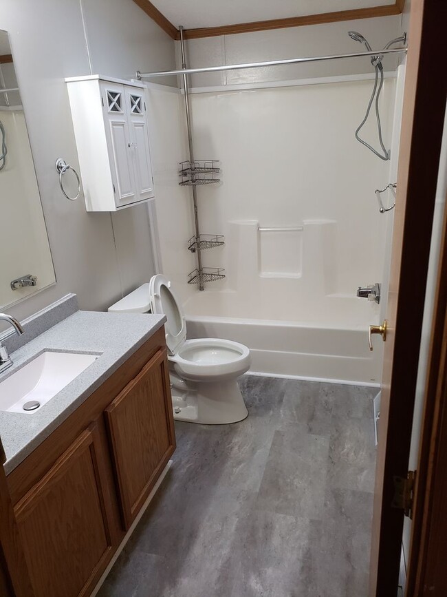 Building Photo - Spacious 4-bedroom, 2 bath, 2 car garage w...