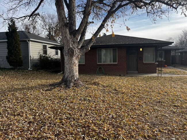 Building Photo - Updated Two Bed One Bath Duplex in Edgewater