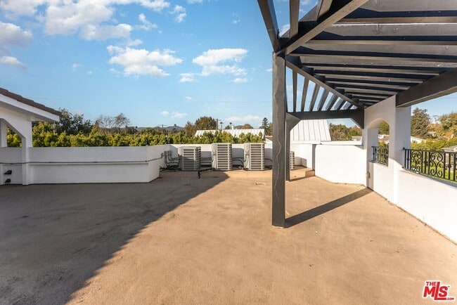 Building Photo - 345 S Saltair Ave