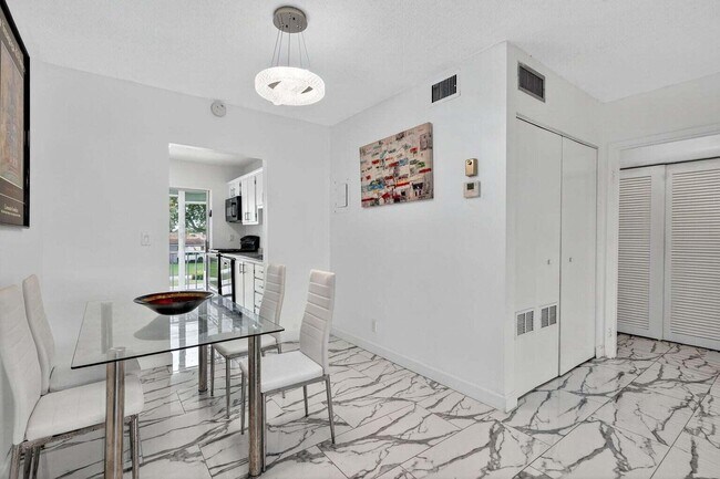 Building Photo - 5 Abbey Ln