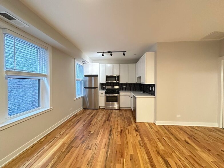 Building Photo - 643 W Wrightwood Ave