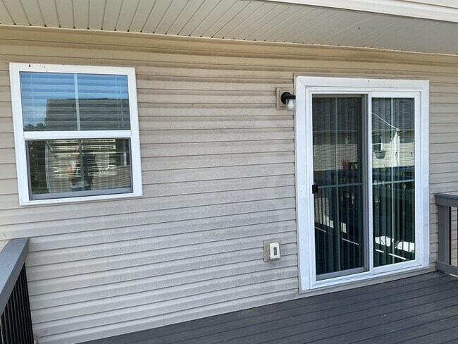 Building Photo - 3 bed, 2.5 bath end unit townhome!