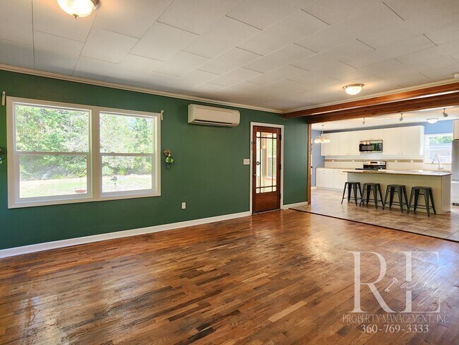 Building Photo - Charming Farmhouse in Town — Hobby Ready &...
