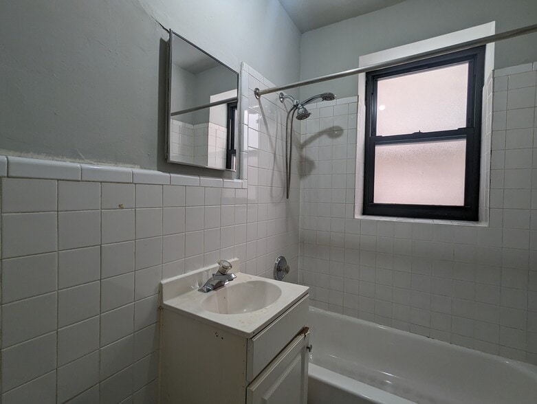 Building Photo - 429 W Roscoe St